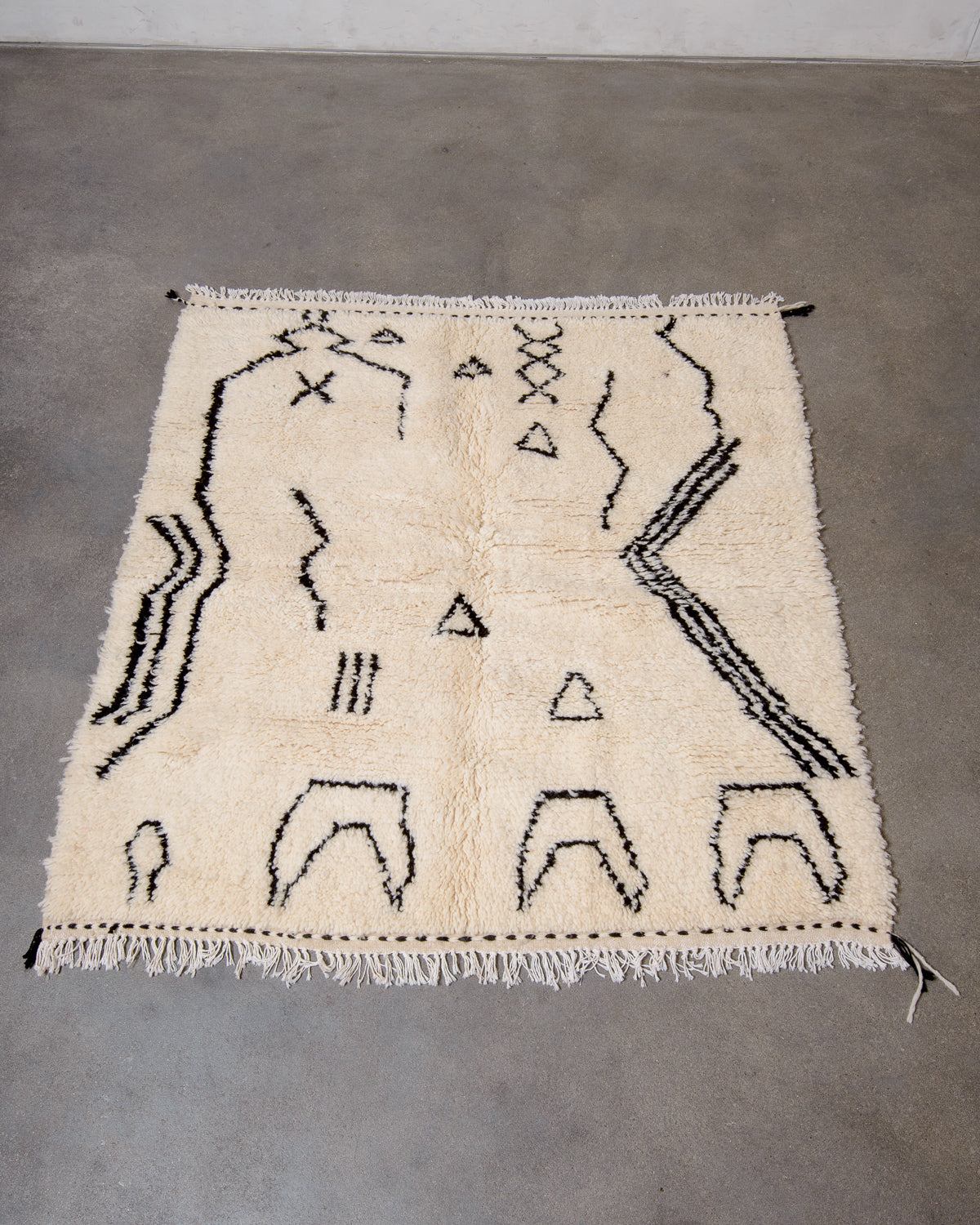Modern designer handcrafted Berber rug from Morocco. Azilal rug with beautiful colours and patterns. Made of sheep’s wool and cotton.